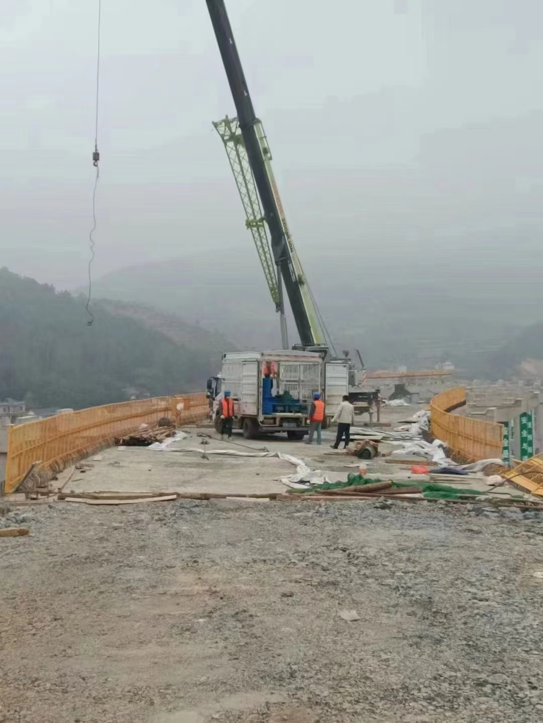 云南交投总承建，会泽到巧家高速公路一标，40/200自平衡架桥机，在匝道开始拼装，匝道总宽度8米