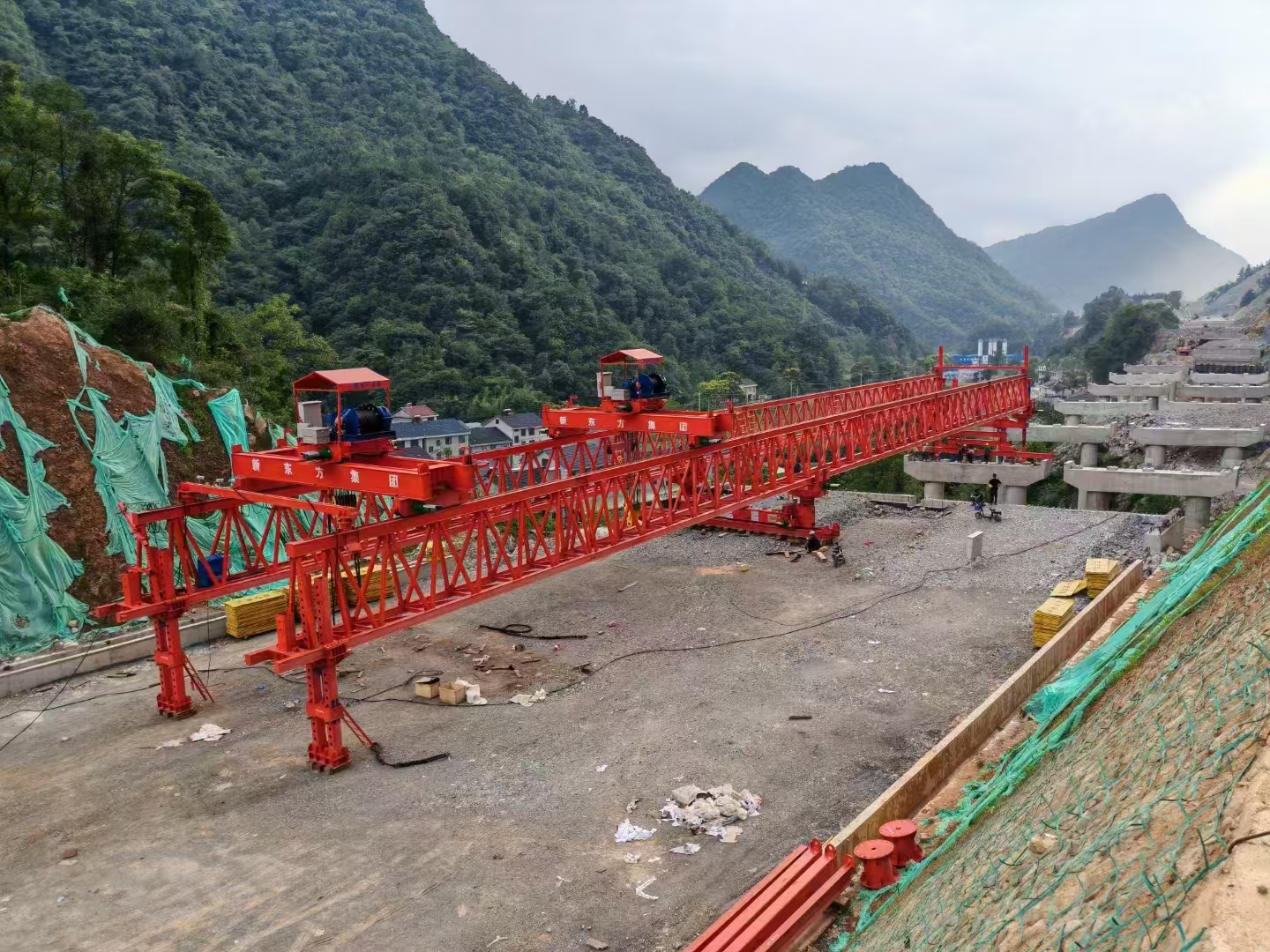 湖北宜昌，中铁六局宜来高速三标（宜都 来凤）尊时凯龙人生就博起重机集团40/200自平衡架桥机安装调试完成