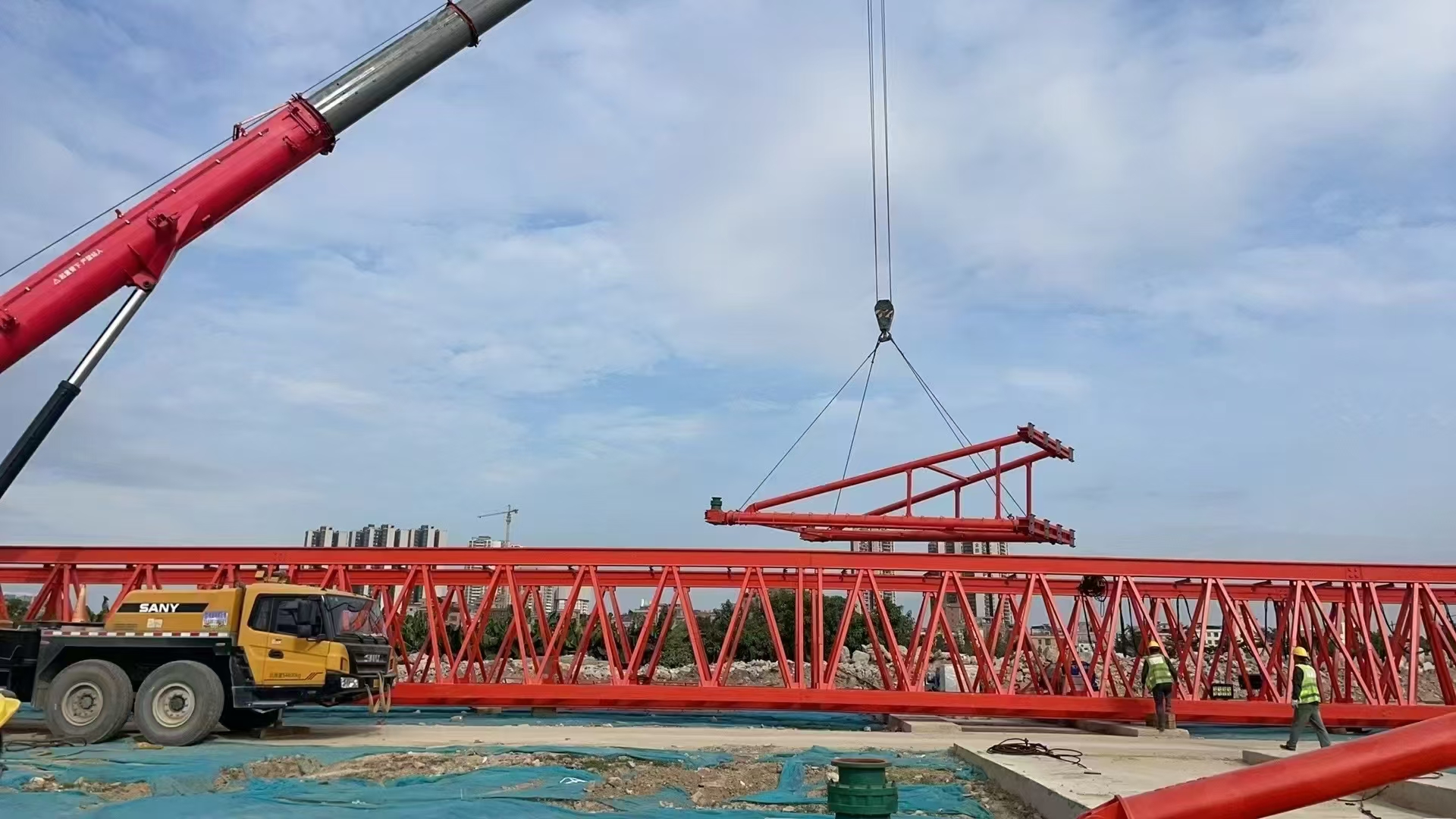 助力中铁十二局广深改扩建穗莞段！！M G80t50m大跨度提梁机顺利吊装