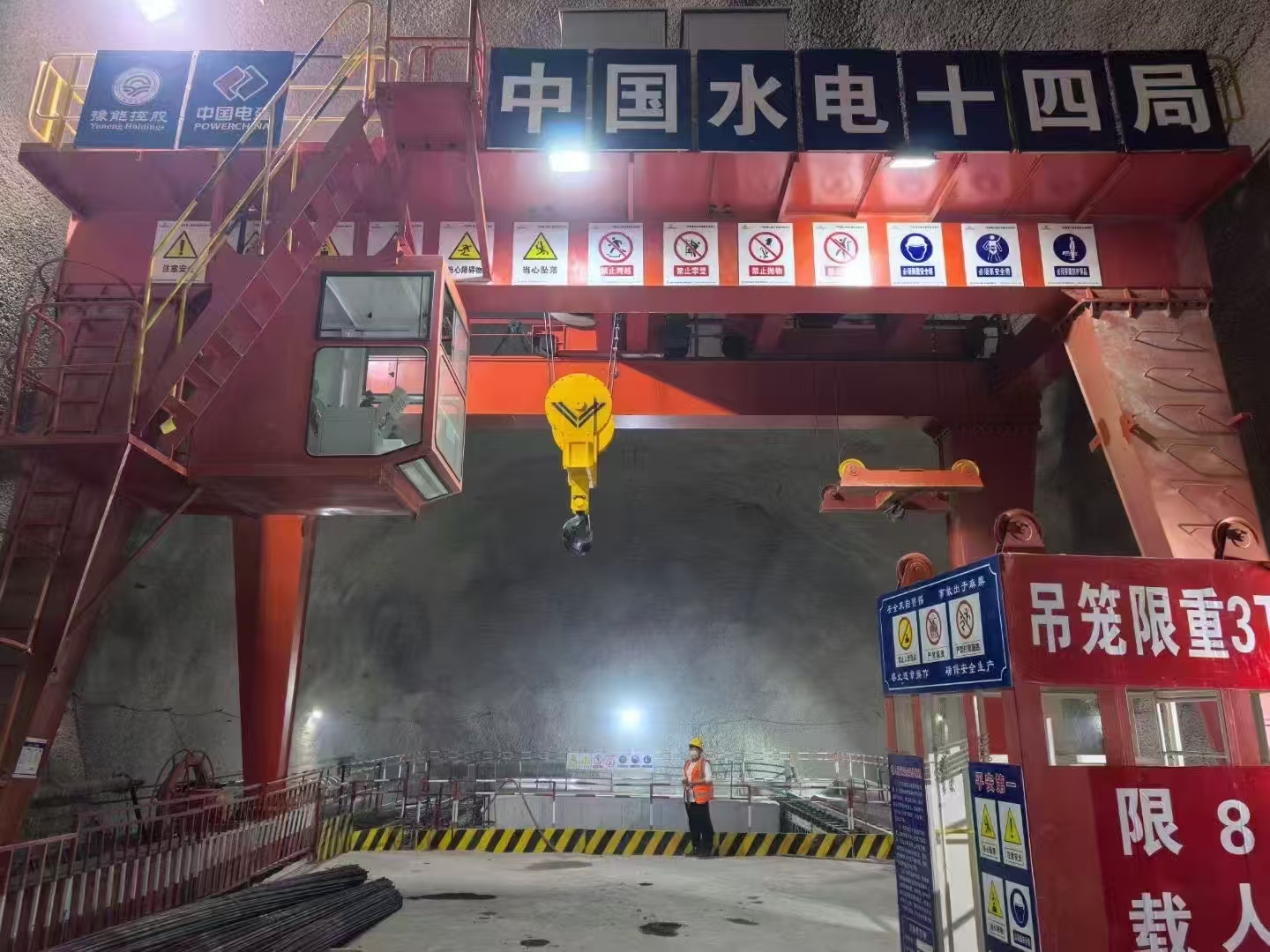 抽水蓄能电站竖井专用提升机起重机，完成验收，交付使用