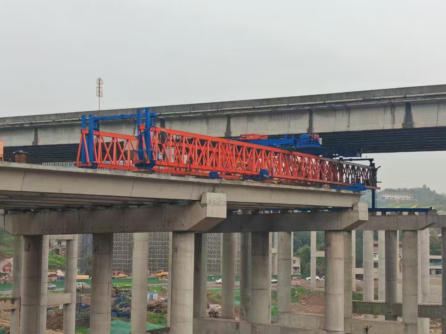 四川宜宾，四川路航元水互通项目尊时凯龙人生就博起重机集团40/200自平衡架桥机限高5.5米安装调试完成